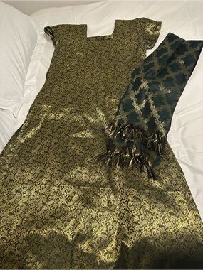 Women’s Gold Brocade selvar with Matching Scarf